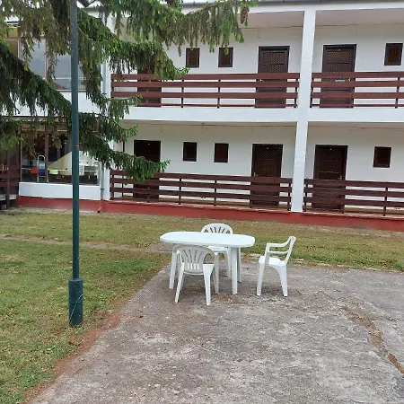 Beach Club Panzio Es Camping * Zamardi